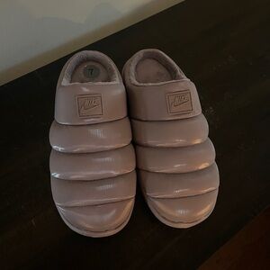 Nike Burrows Quilted Slip-On Mules in Mauve